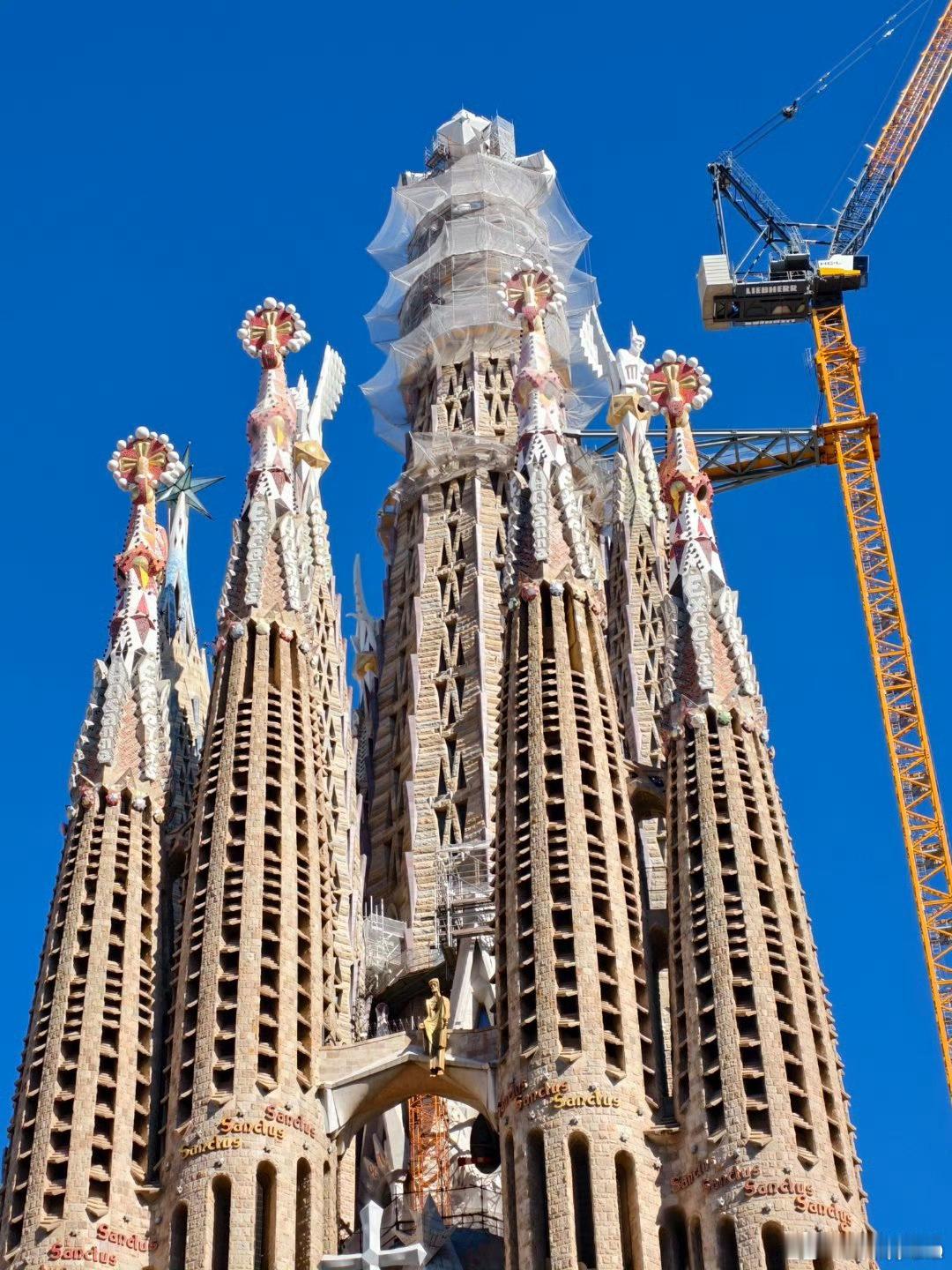 高迪的代表座，位于巴塞罗那的圣家堂在西班牙时间2月20日主体结构封顶，据说整体完