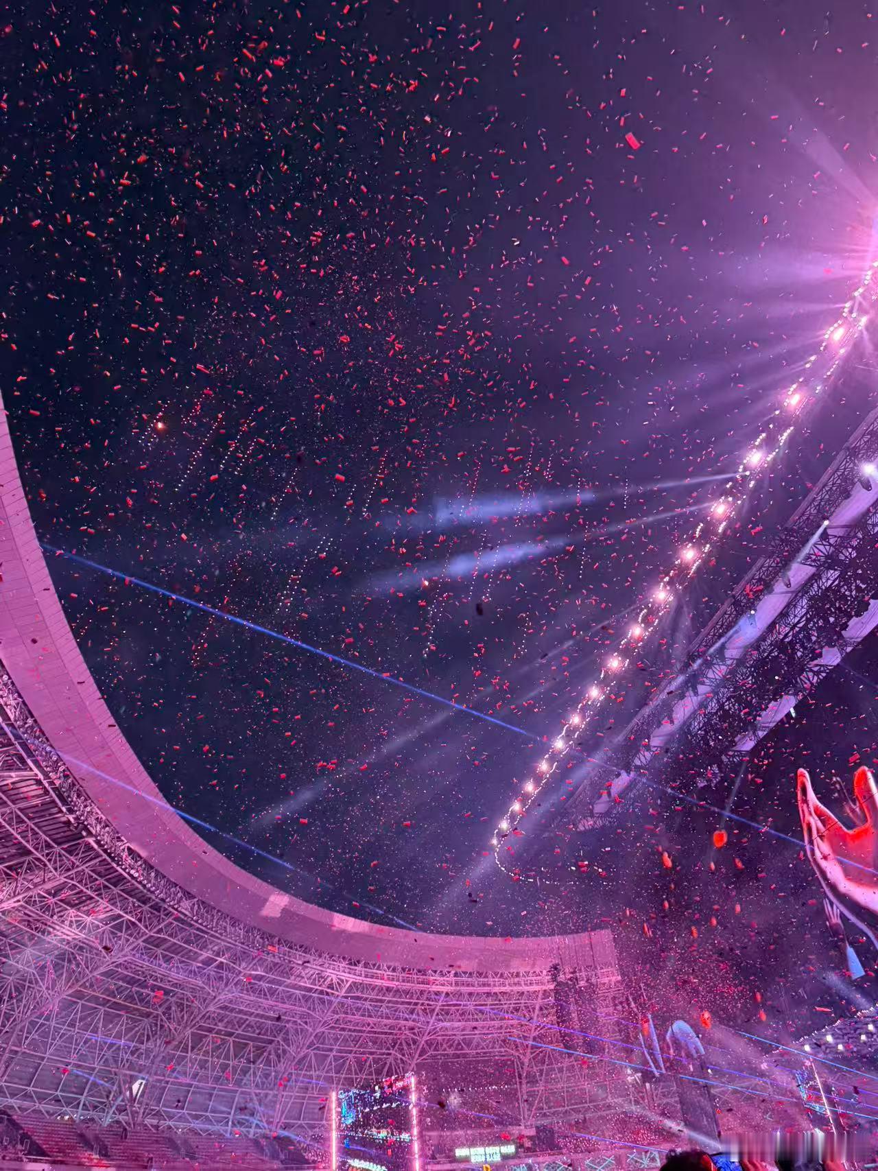 薛之谦演唱会卷上天了薛之谦“万兽之王”演唱会就没让人失望过，太原站直接把无人机玩