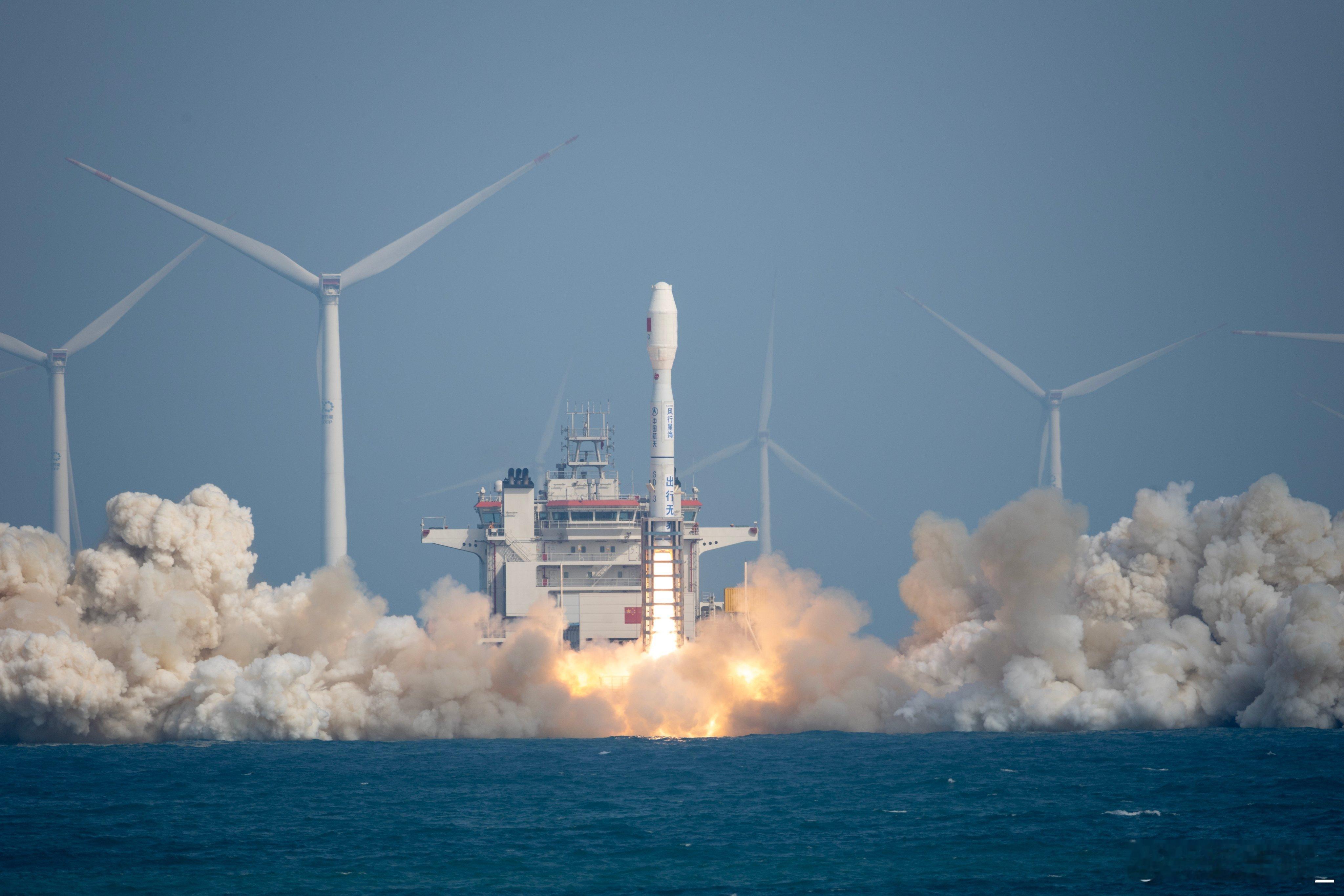 昨天在阳江附近海域发射的捷龙三号运载火箭，一箭七星，包括一颗巴基斯坦卫星： 