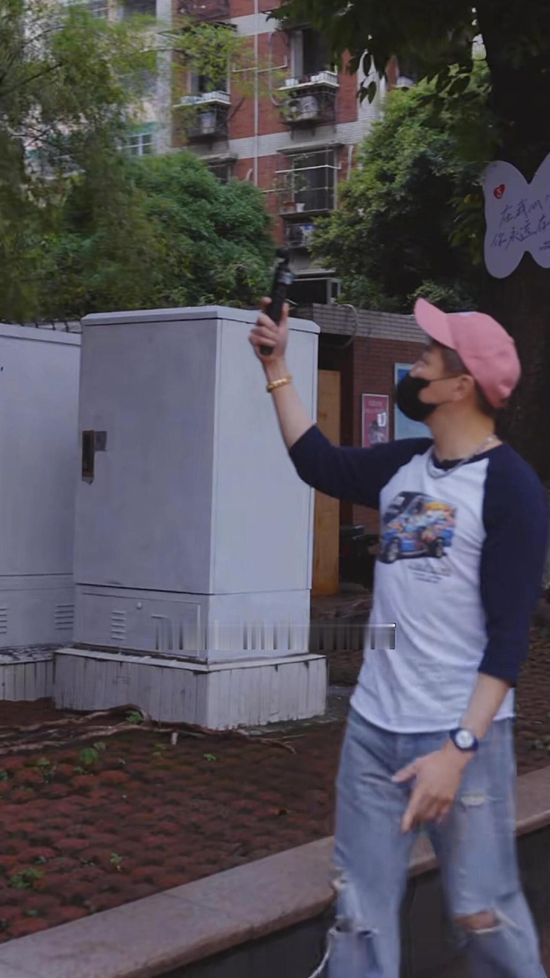 陶喆为那个小插曲疯狂大补 以前演唱会喝口水就行，现在不小心撞一下，必须十全大补汤