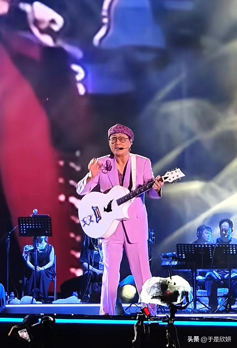 许冠杰现身张国荣纪念活动，浅粉西装弹唱《沉默是金》，一曲寄故人
 
张国荣诞辰7