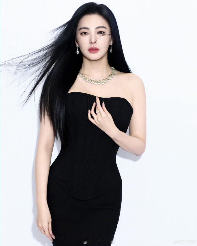 张雨绮，这事儿到底有多大……

代言丢了，被骂了，

那个曾经天不怕、地不怕，怼