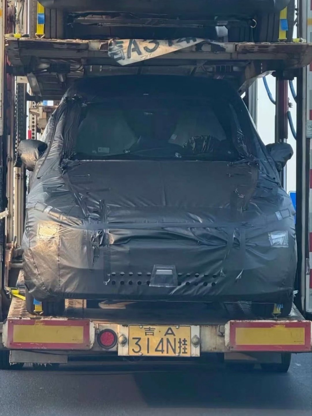 特斯拉Model Y L已经开始发运了，估计很快就会达到各地的门店展厅。 ​​​