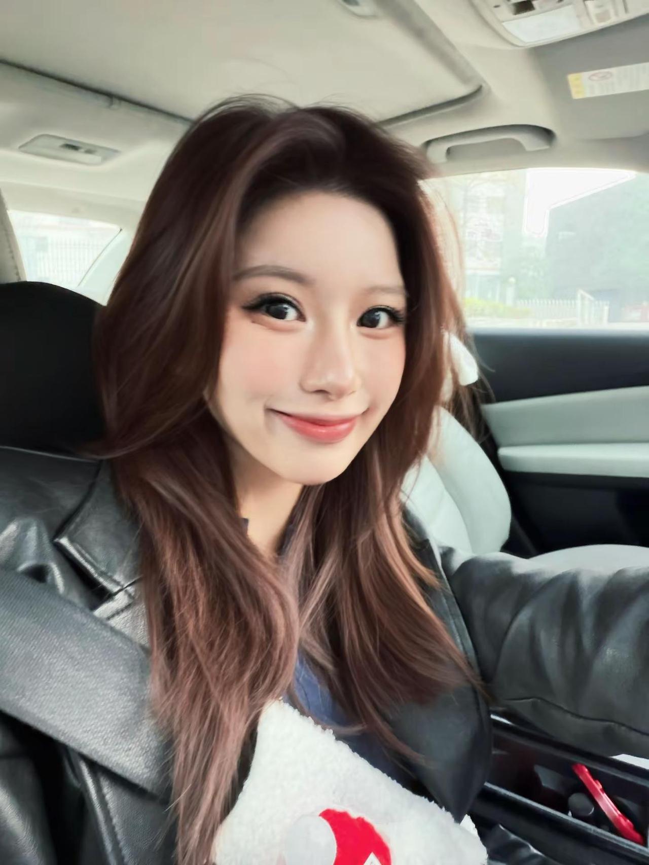 不贿赂我 我怎么心甘情愿。不就反差吗这题我熟 甜妹的尽头是御姐吗 皮衣 开车