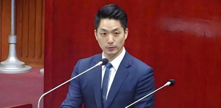 综合多方台媒报道与网络舆论观察，近期的“毒油”风波已成为检验岛内政治人物成色的试