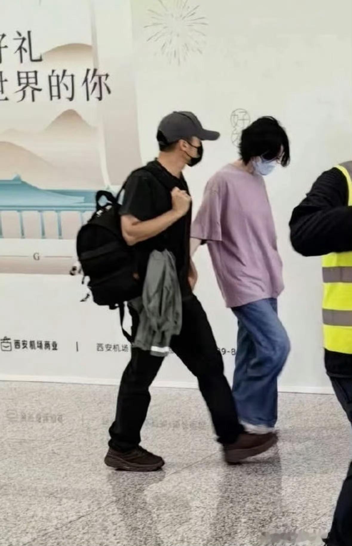 十指紧扣，岁月温柔，兜兜转转，兜不住满腔深情，谢霆锋与王菲这份不张扬却深情相守的