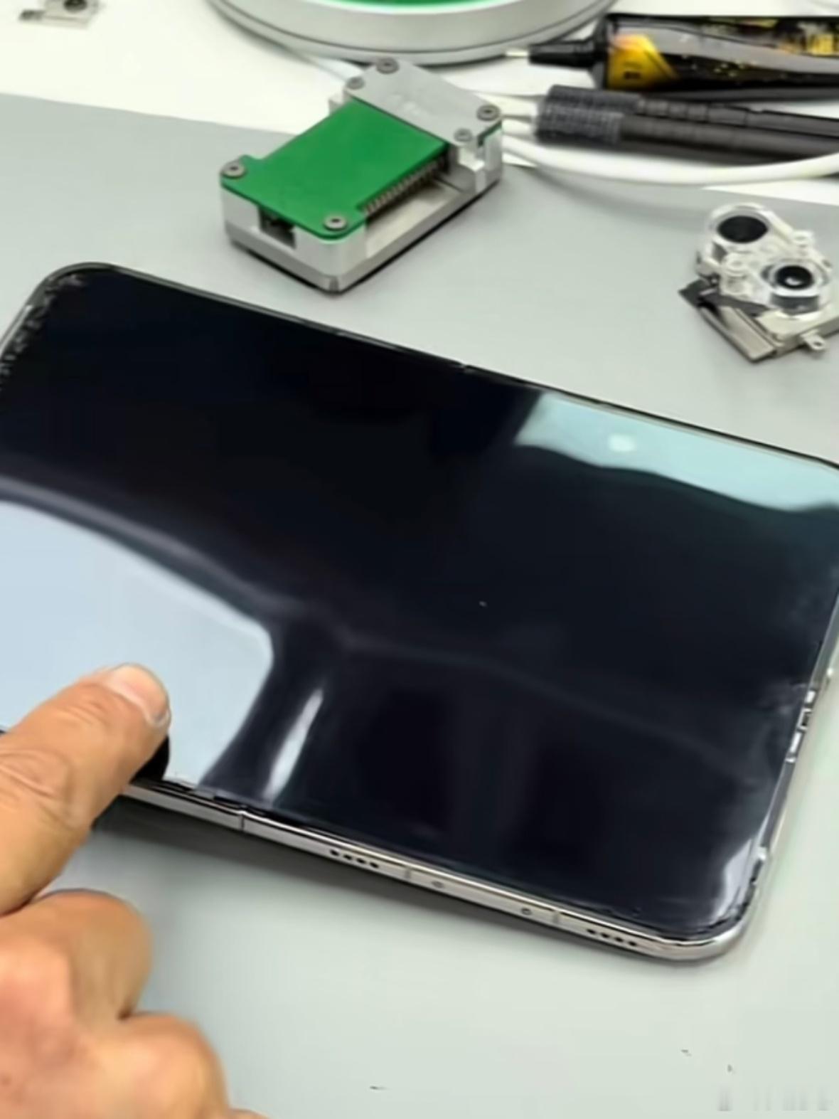 iPhoneDuo全靠磨砂膜掩盖折痕 其实就算不撕膜，肉眼看也能看到折痕，手摸上