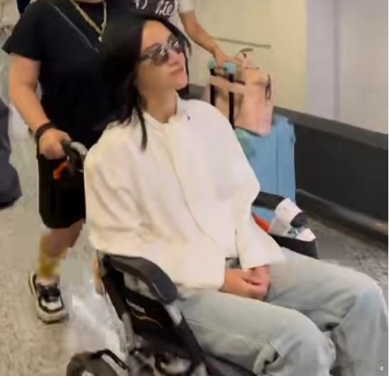 牵挂藏在每一次聆听里。大家留意着她脚伤的消息，也在 “让我来唱” 里找到共鸣，这