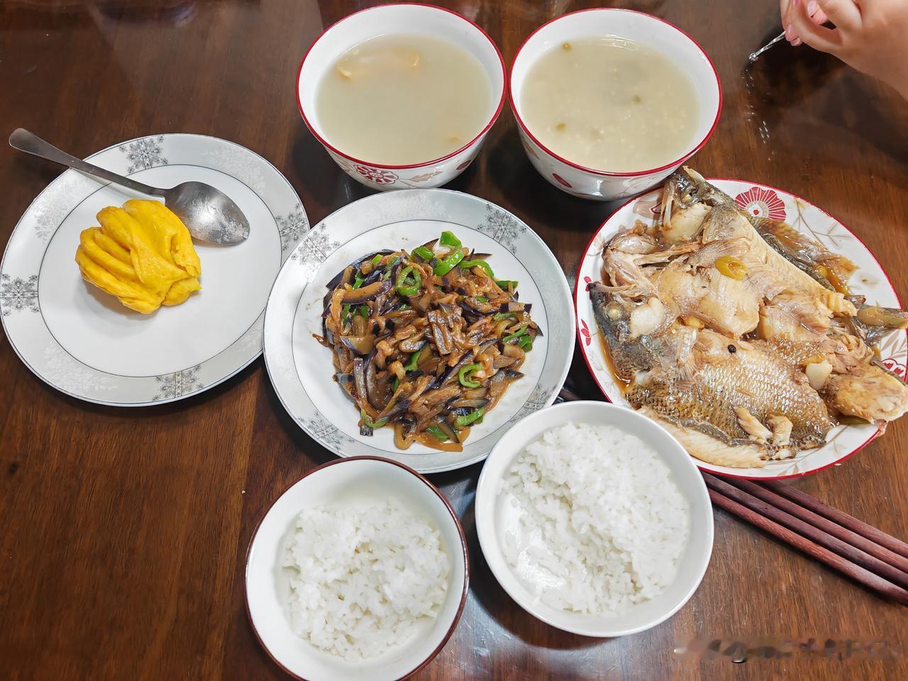 我和孙子的晚餐分享～
[烟花]炒茄子条
[烟花]蒸鲈鱼
主食白米饭和花卷/绿豆花