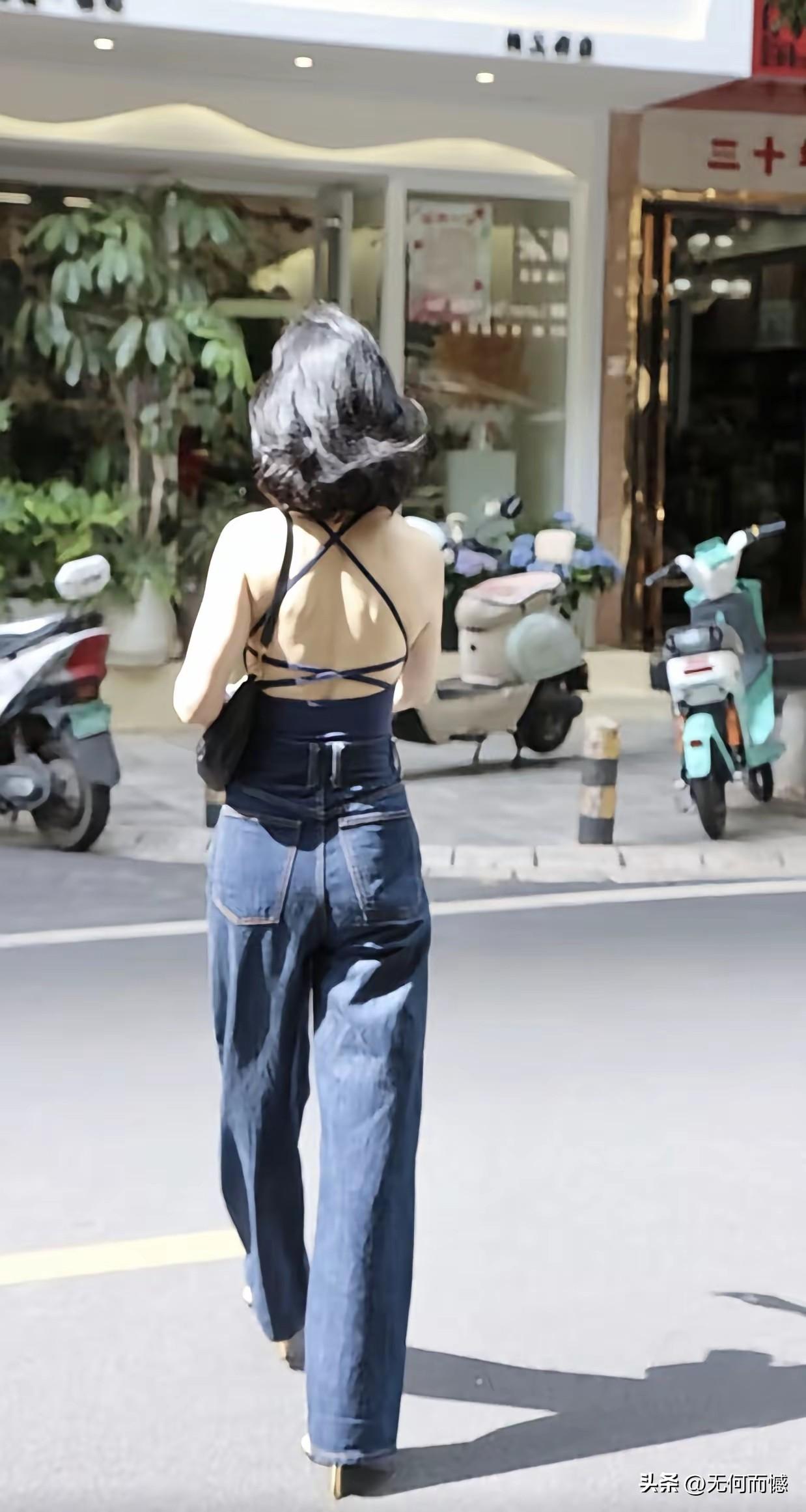 看背影，谁能想到这是一个六十五岁的女子，恐怕多数人都想不到，按照正常的眼光来看的