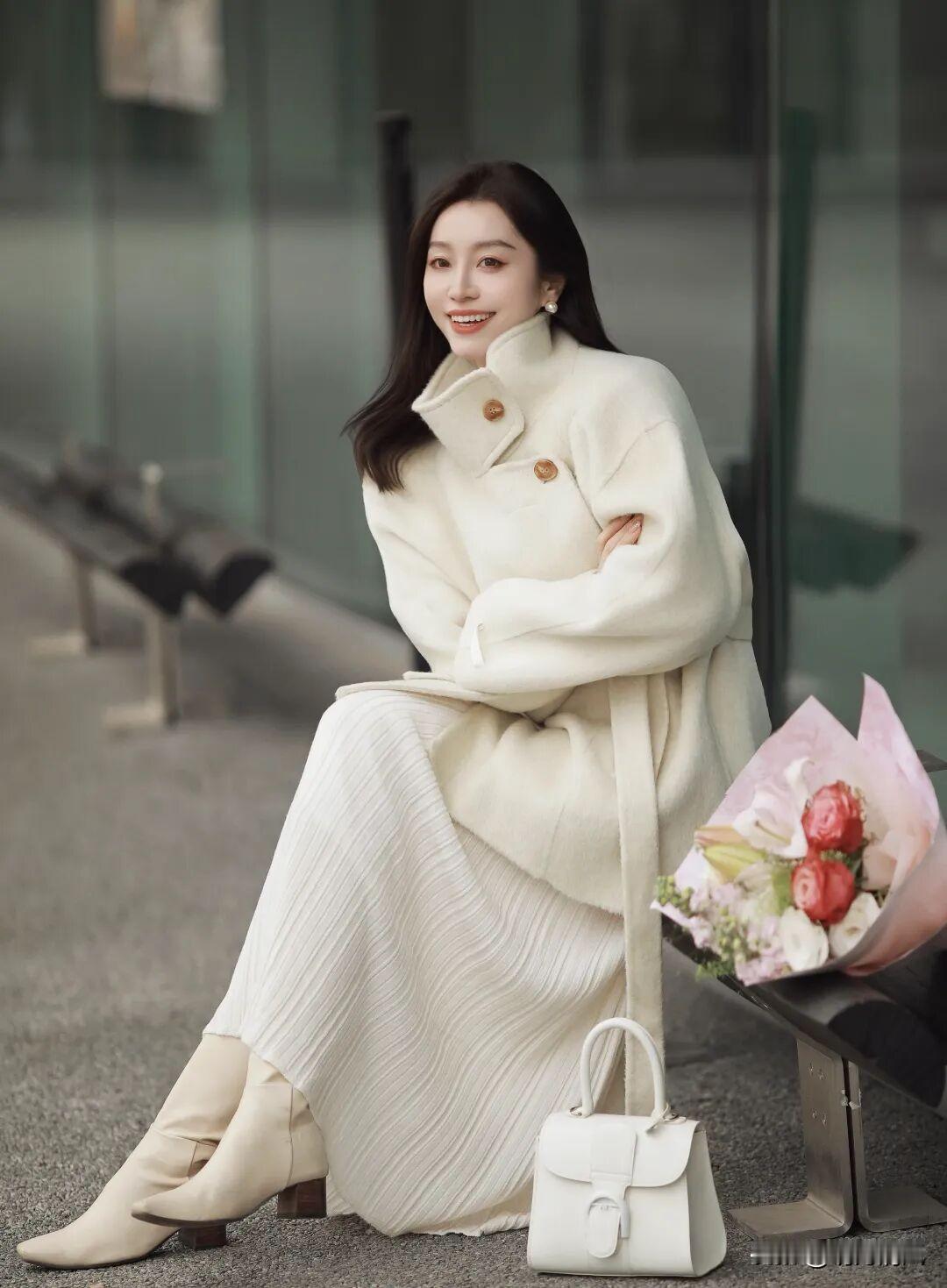 白色大衣真的绝了！穿上身秒变“人间白月光”，温柔感直接拉满。但说实话，白色拍照挺