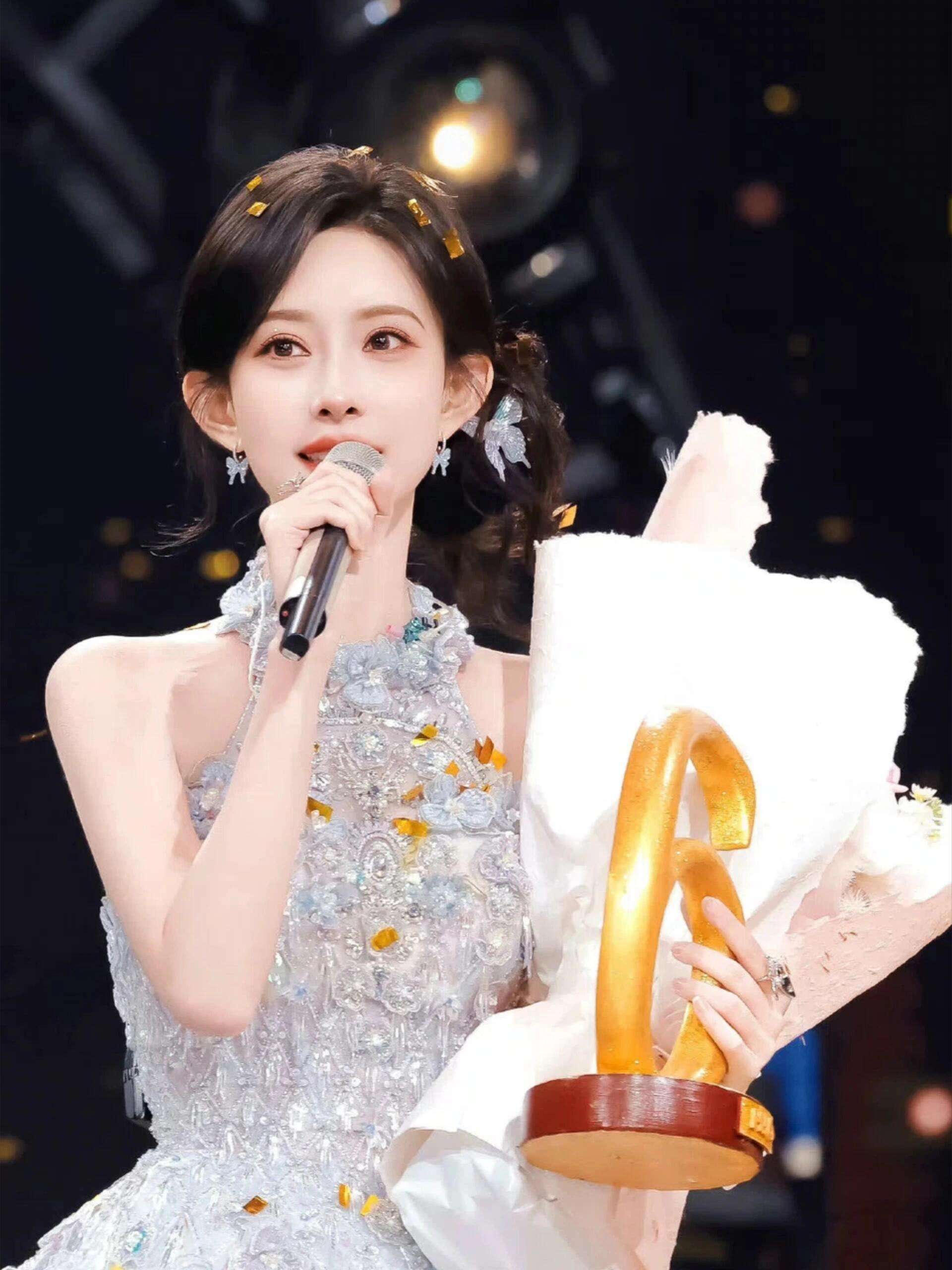 孟子义辣妹穿搭好带感孟子义录制好六辣妹穿搭恭喜孟子义正式开启好六录制之旅，亮眼吸