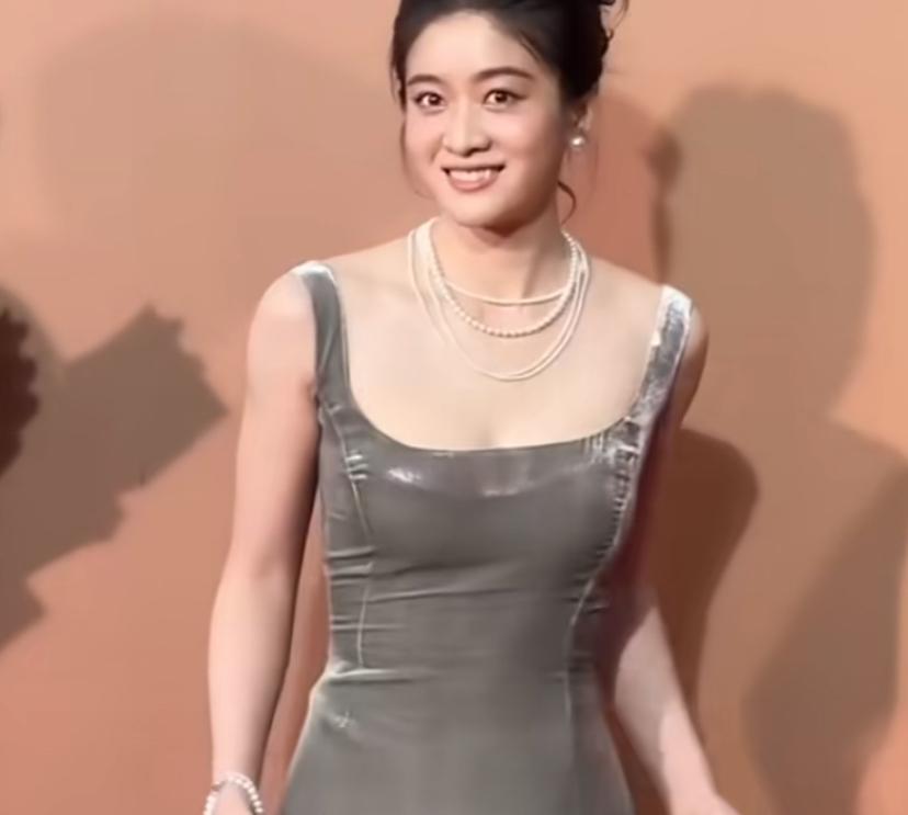 还记得这个演员吗？长得这么漂亮，身材也好，为什么看不见她出来演戏了？记得以前看过