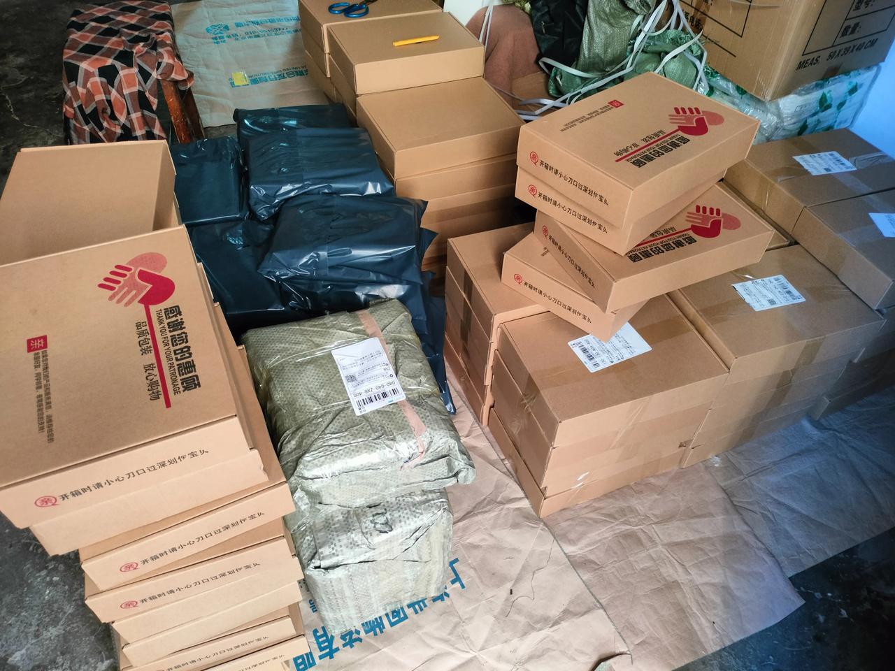 《赖晓伟评点红楼梦》第一批订单已经发出。
本来计划在12点前结束战斗的，没想到根