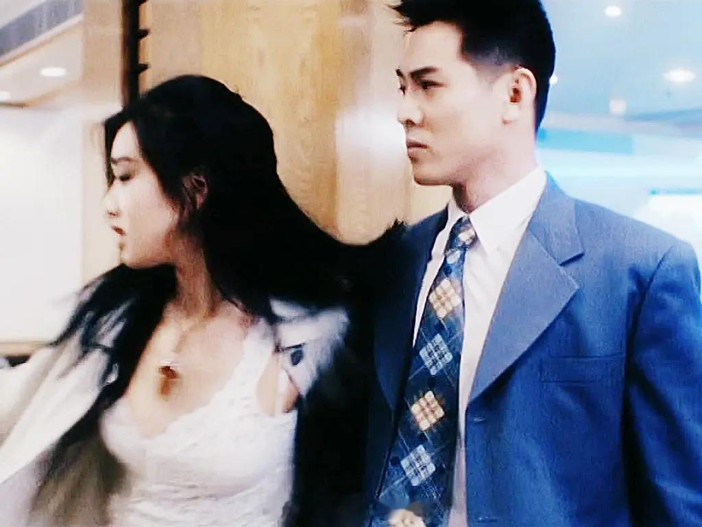 “纤腰袅娜，拘束的燕懒莺慵。”这个“拘束”用得是真传神，说明潘金莲身材极好，胸大