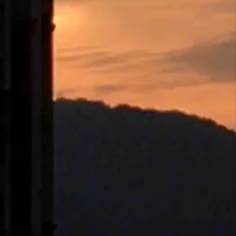 宿建德江[唐] 孟浩然移舟泊烟渚，日暮客愁新。野旷天低树，江清月近人。 