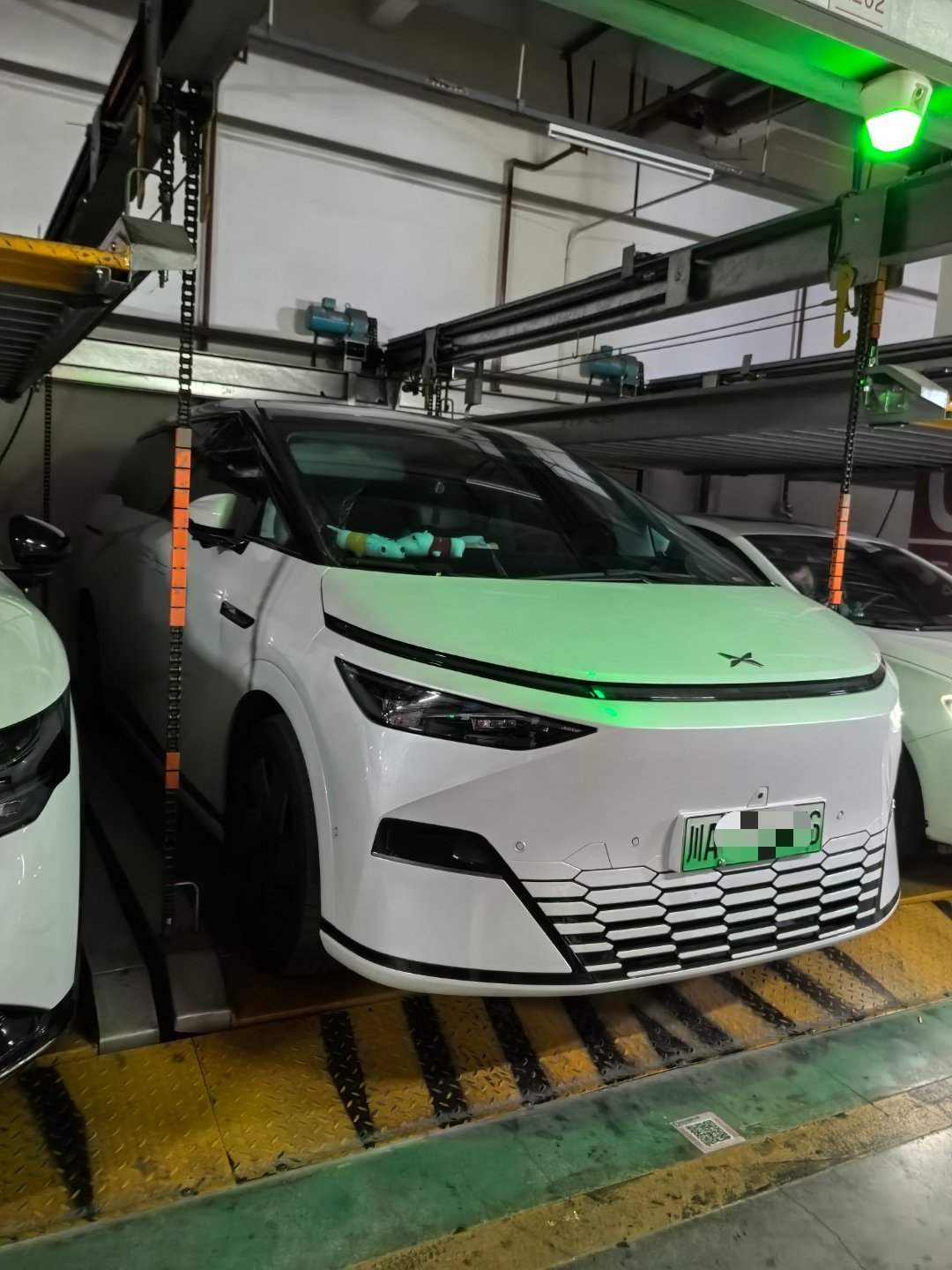 这种双层车位真该全拆了，从没见过上面那一层有车，我4米8的车挪了好几把，感觉左右