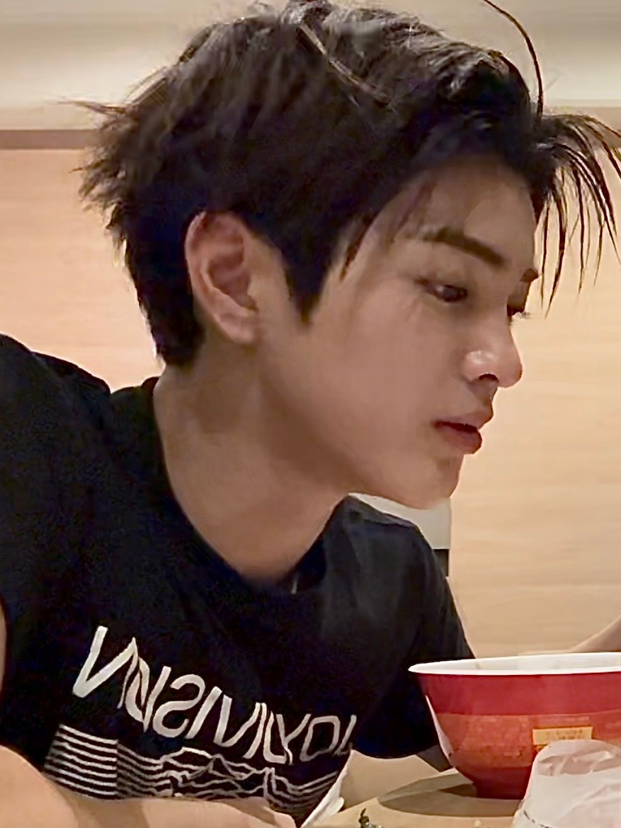 安乾镐[超话] 每次直播都帅成神的安乾镐 ​​​