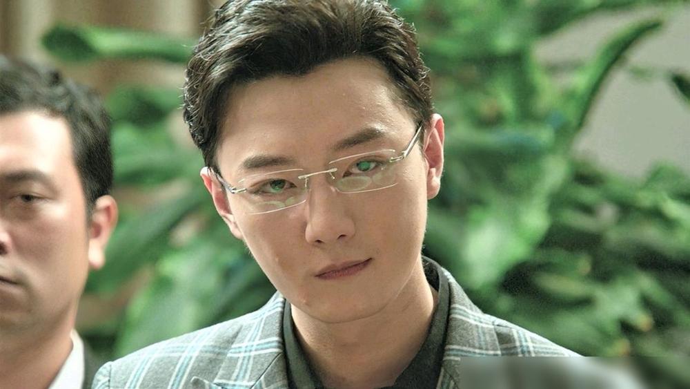 《狂飙》中，高启盛杀李宏伟的时候不小心留了一口气，这符合他的智商吗？

其实这种