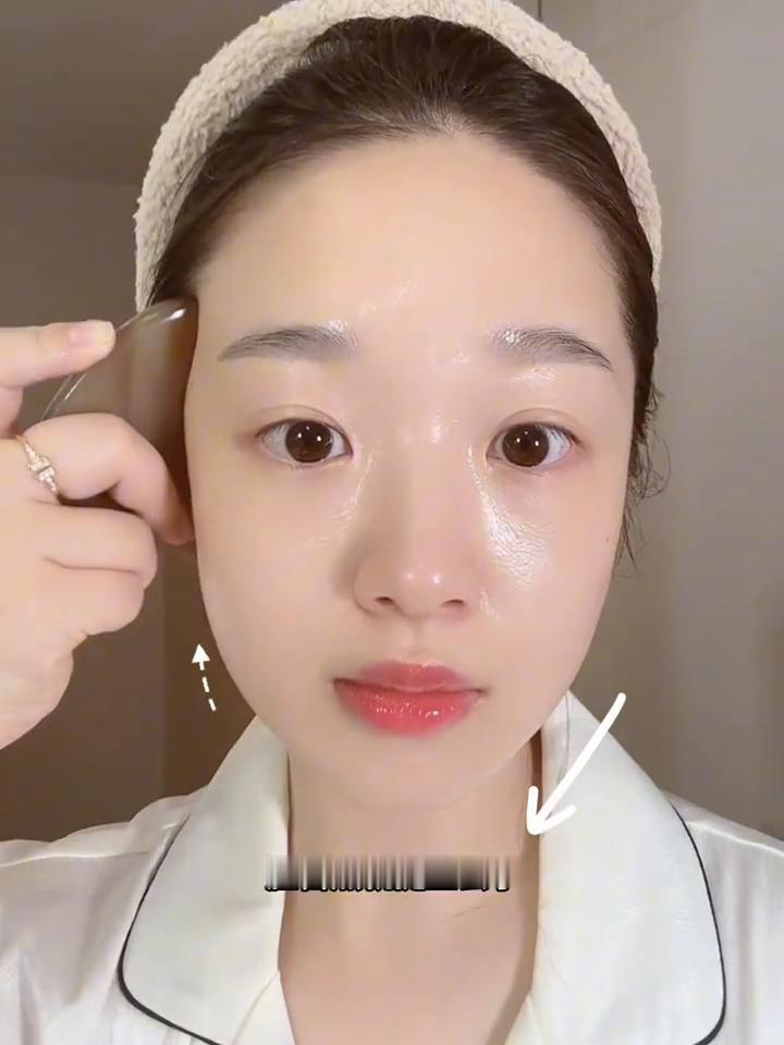 由于我不停的刮痧，我妈说我简直像换了张脸。刮痧就是点对点的筋膜复位，只要收紧了韧