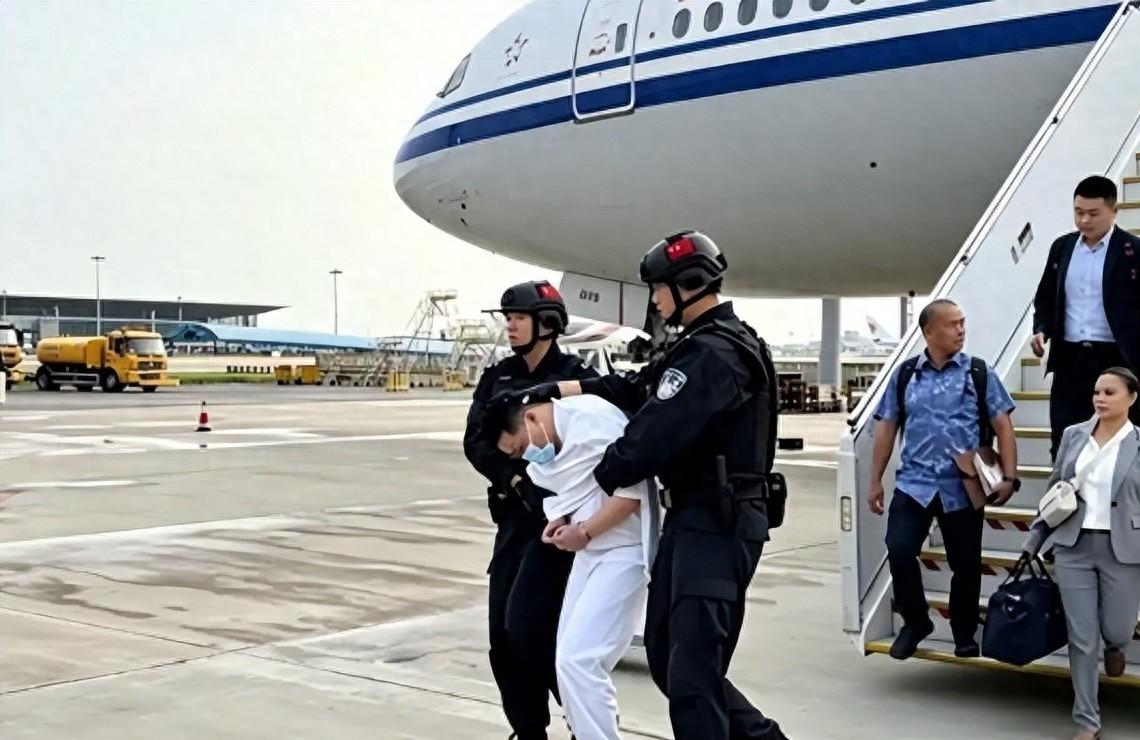 美国打死都没想到！以前那些犯了事、贪了钱跑出去的中国人，好多都往美国钻。咱们找美