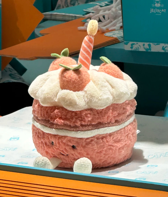 jellycat蛋糕 好看，可爱，但是感觉有一点小贵[皱眉] ​​​