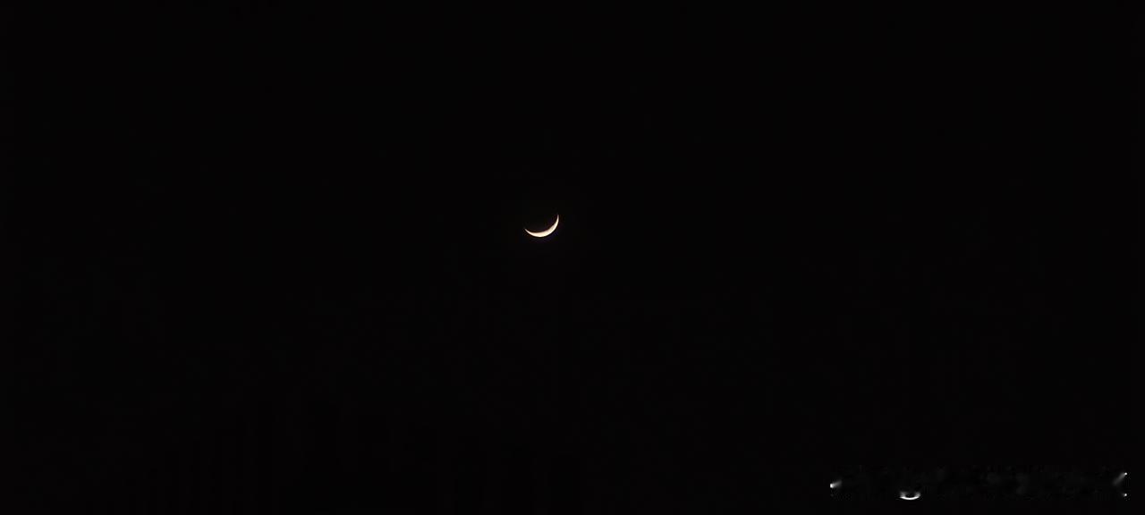 夜空中的一弯新月，静谧而美丽。