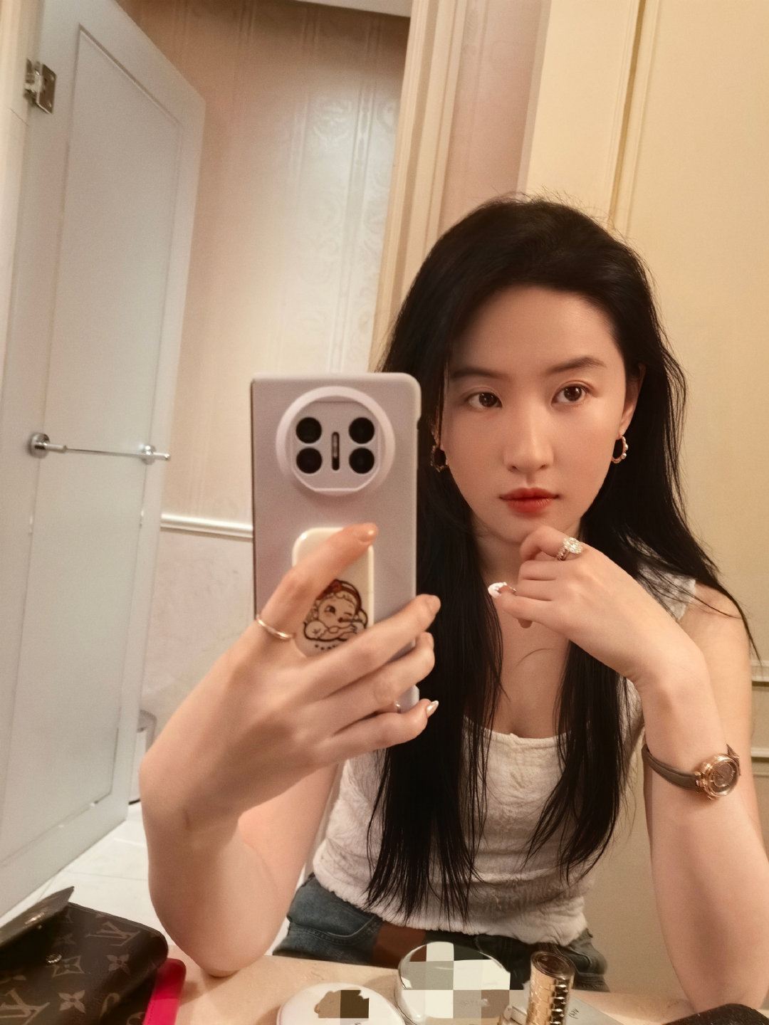 刘亦菲小猫工作碎片刘亦菲小猫工作日记 小猫行为图鉴：自拍摆酷拽脸，偷看被发现秒装