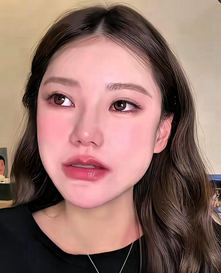 小梅跟着他身边两年了，她常和他一起飞，有时十天飞一次，日子就这么过了，她当时没说