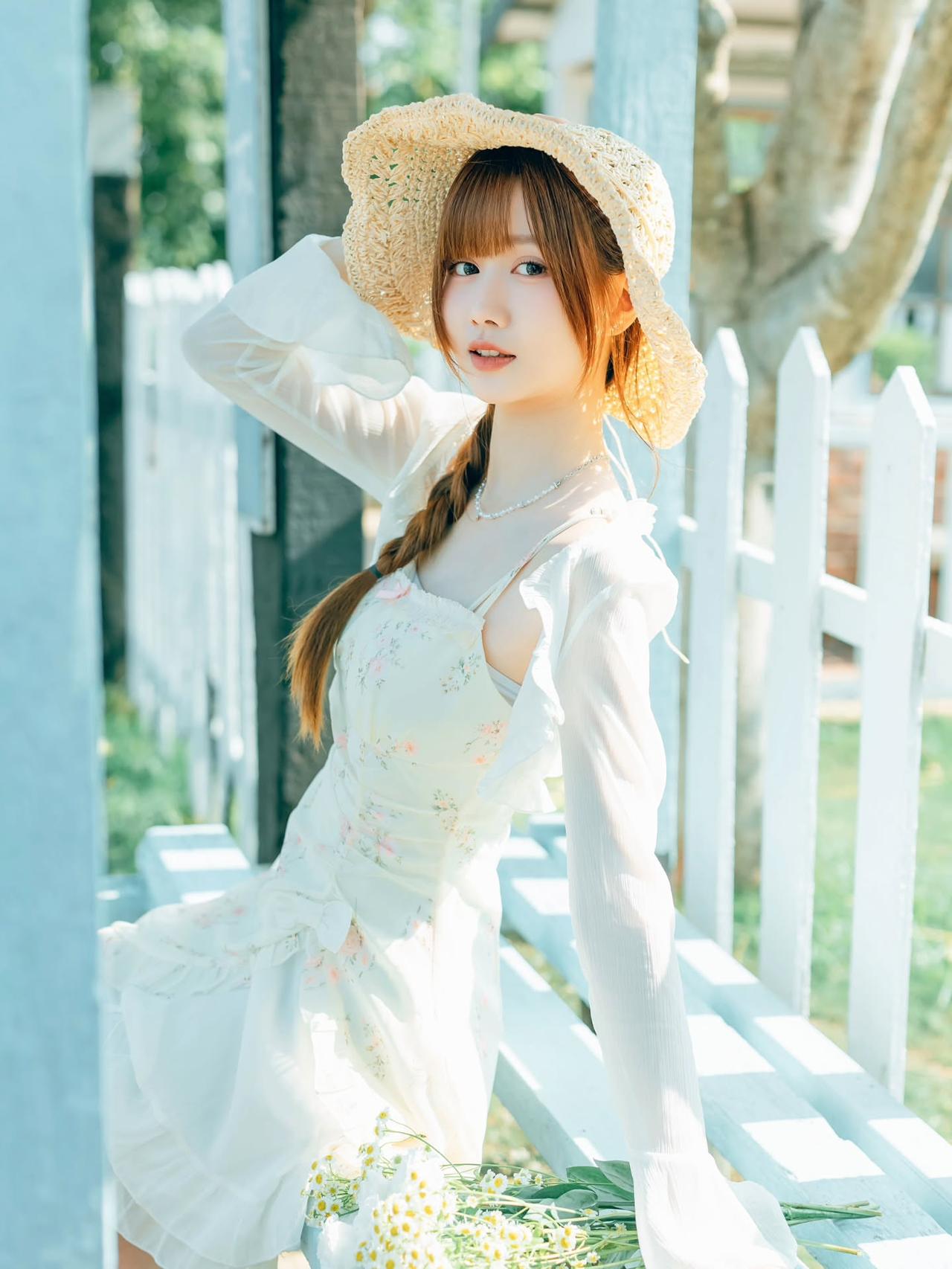 夏日清新少女，白色连衣裙与草帽的完美搭配，阳光下的美好时光。