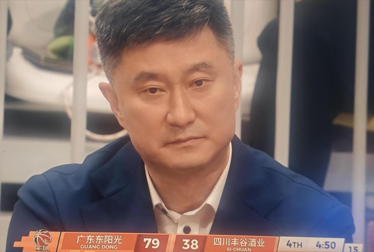 广东大胜四川38分，杜锋却开心不起来，心情郁闷好像是球队输了30分一样。
上半场