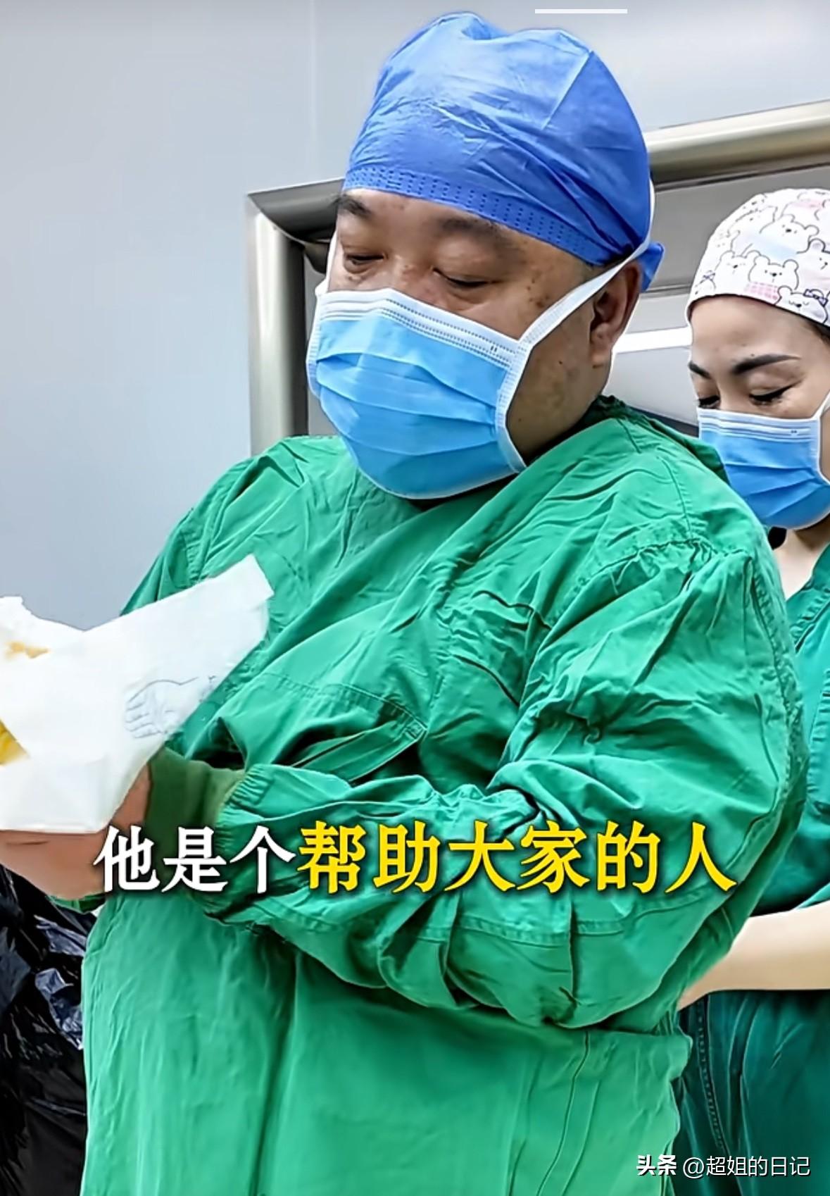 一个心内科专家给张雪峰总结了两句话，
“人在江湖 身不由己”。
他说“张雪峰是一