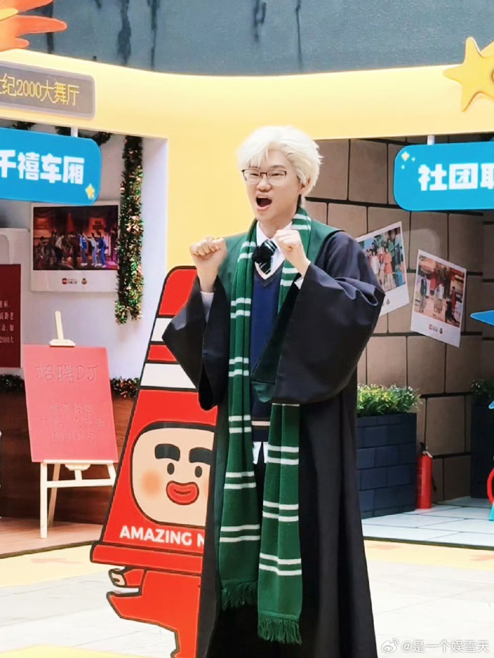 李飞白发还挺像那么回事李飞入学斯莱特林李飞白发造型超出预期，精致又帅气，cos马