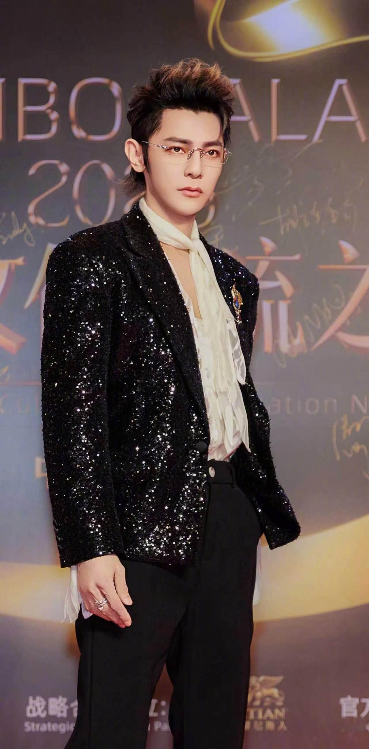 的雷霆ai软件可终于到期了吧！明明帅的很三次元，又有梗又有趣，这活人感就应该多上