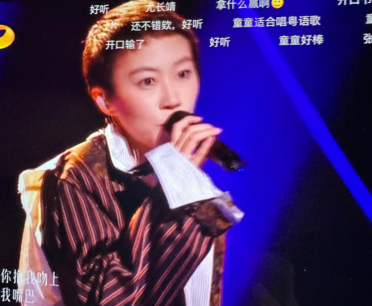 窦靖童和曾比特的舞台，松弛、自在，两个人都有自己的嗓音特色，听着很舒服。但说实话