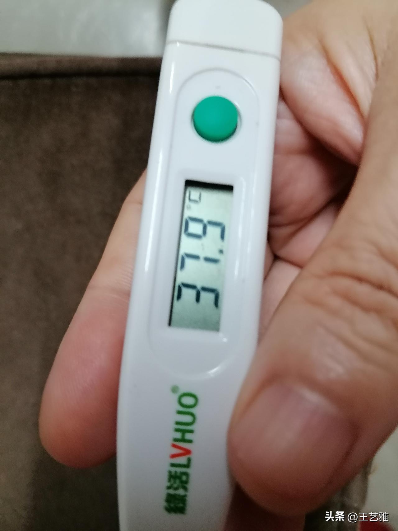 刚烧好了开水，这会等着凉一些再喝水吃药。

不想做东西，吃东西其实也没有什么食欲