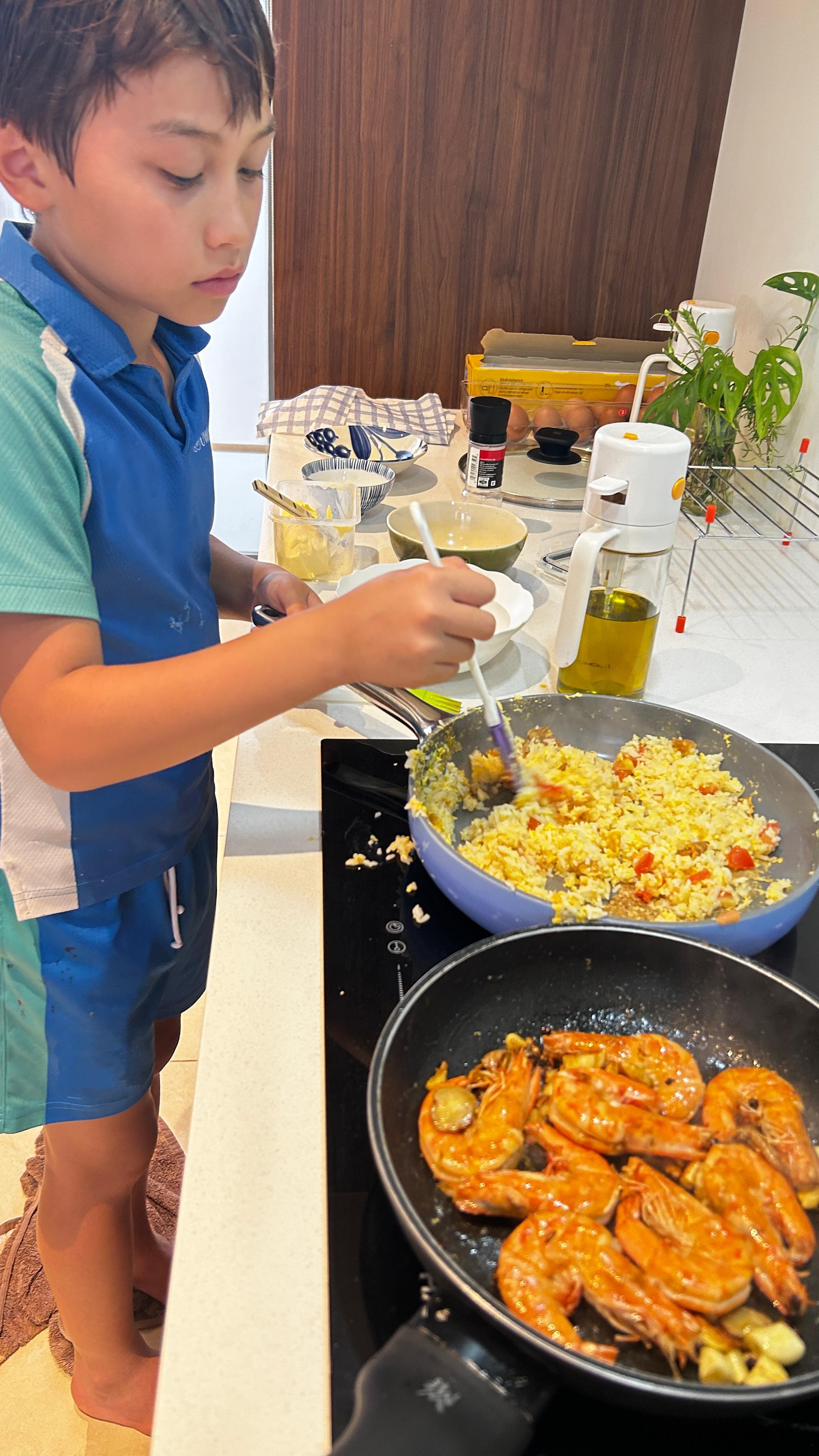 我在做饭，瓜问：晚上吃什么？我：自己看。瓜看了一眼，没说话，应该是不满意吧。我说