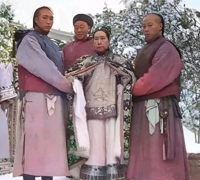 罕见照片:晚年的慈禧走路都需要两个太监扶着才行
