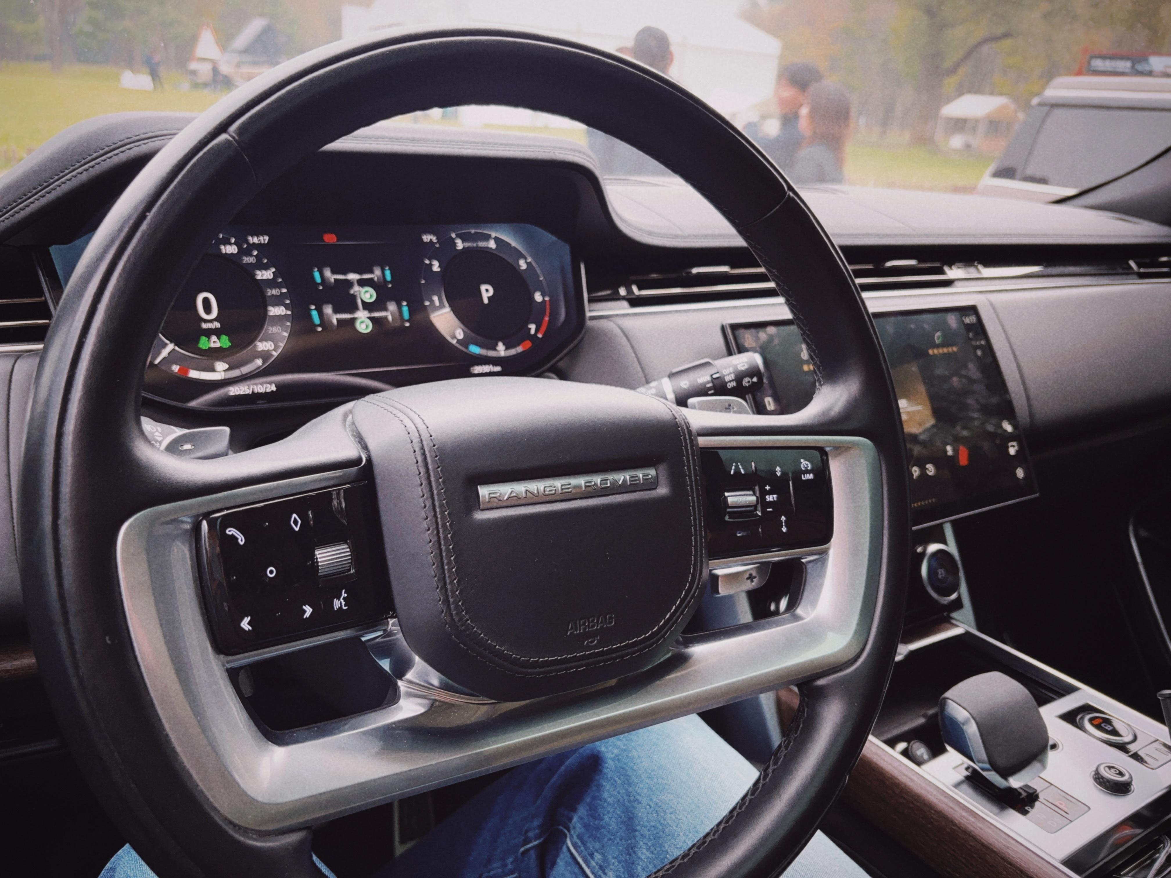 这一代的路虎揽胜我还真之前没开过没坐过，今天终于算感受到了，但竟然是在雷克萨斯的