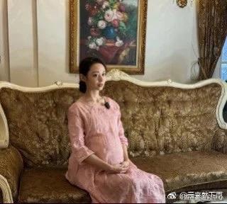 不愧是明星，怀孕时候都美若天仙啊。 