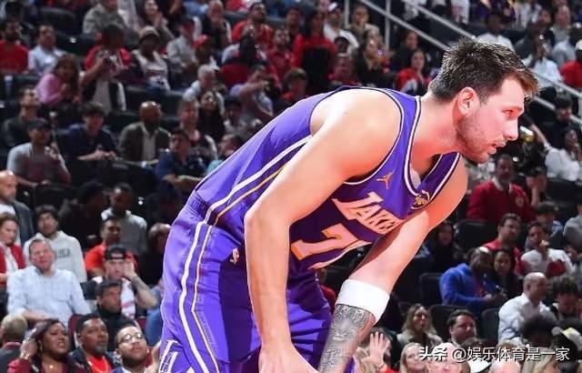 神仙互夸！东契奇40+三双吹老詹：没他赢不了，最佳球员！詹姆斯拖着疲惫身体返场：