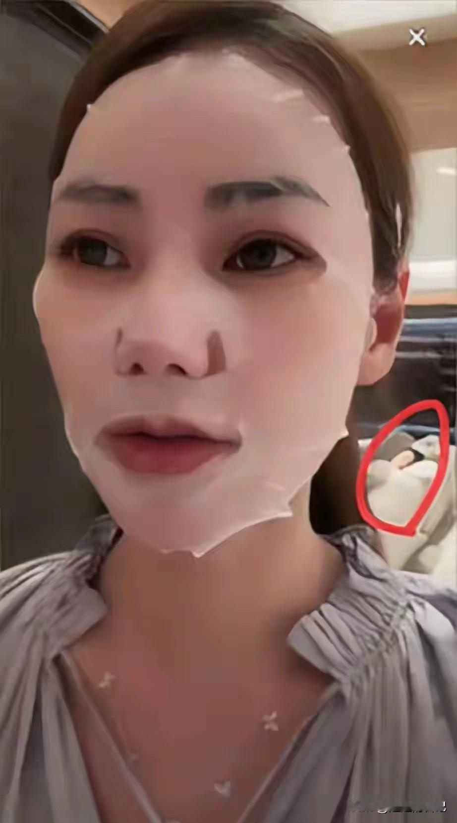 马筱梅身后红圈里的是个小孩儿在睡觉吧，感觉这么吓人呢？

按理说她直播，镜头里应