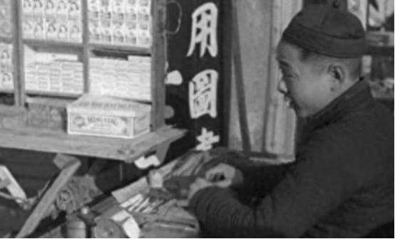 1938年，新四军司令陈世俊去买香烟时，结账时无意间看到看店老头的手腕。愣了一下