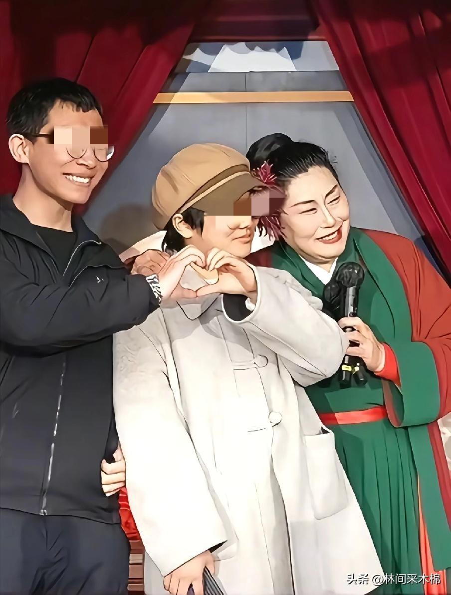 干娘王婆说媒的两位最硬核天花板级别嘉宾，当场牵手成功，线下走到一起了，网友激动的