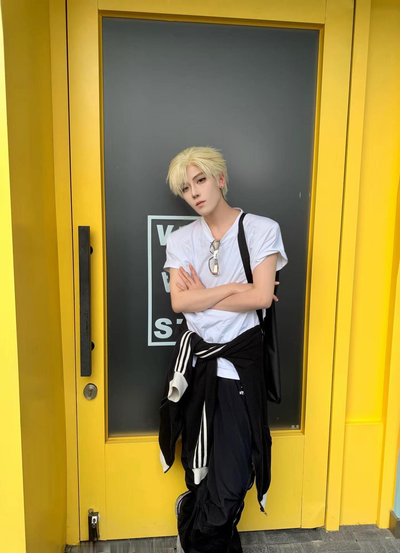 yellow🟨 依旧成都首尔区。顶帅穿搭 金发撕漫男