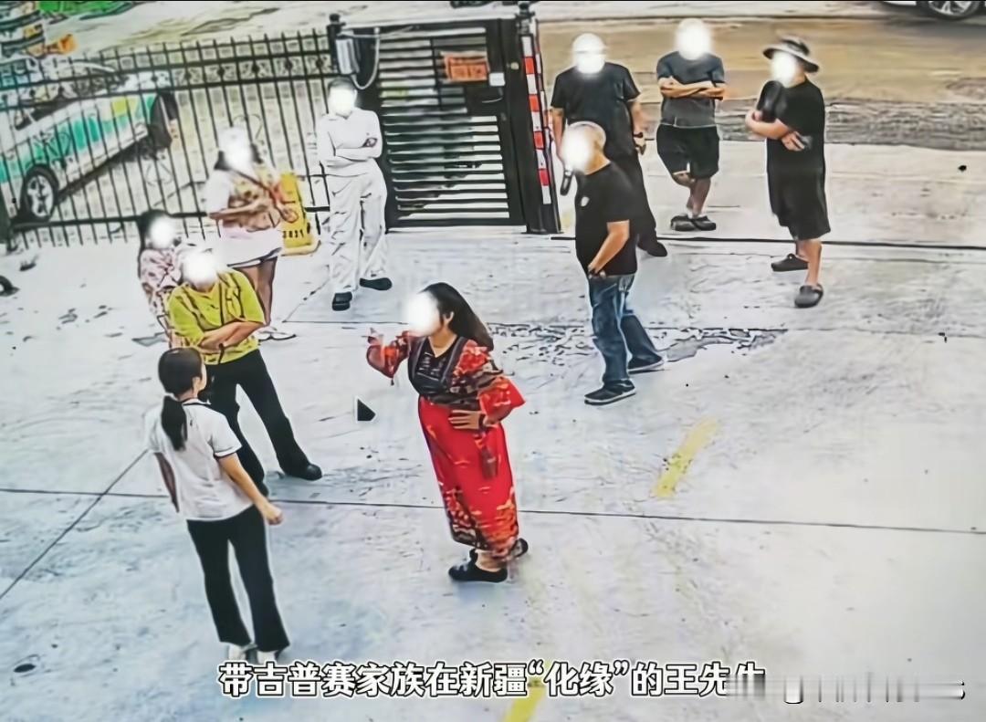 新疆旅游150元住宿费，十几个人只开一间房，蹭完资源反手索赔酒店上千。
 
重庆
