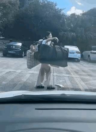高考完自己挑着行李回家的女生，被人民日报转发，引发全网怒赞！刚开始还不敢相信，毕
