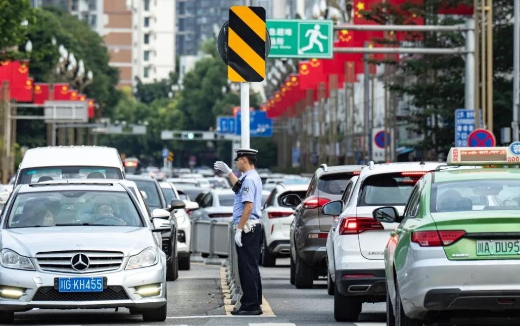 【节日我在岗！TA们用坚守绘就温江“烟火”，守护人民“心安”】温江播报在刚刚过去