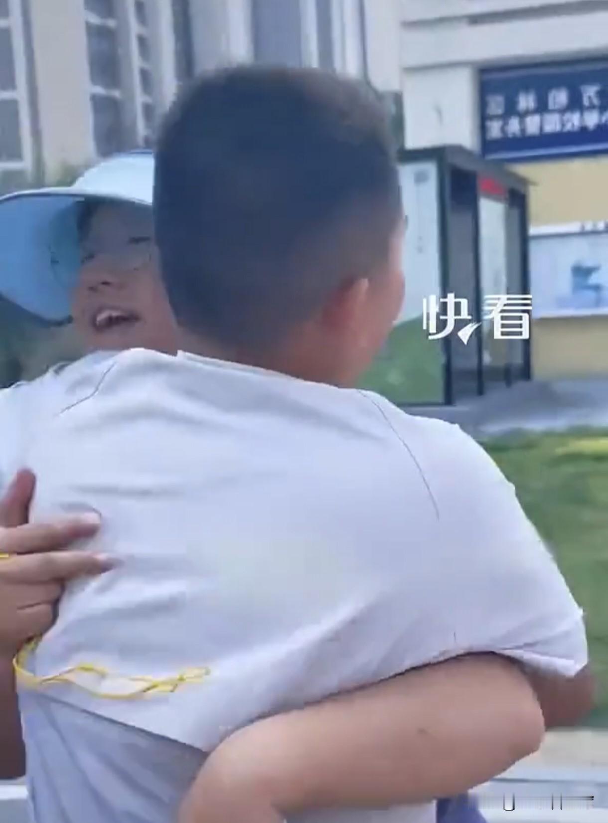 男孩送给老师一份价值千金的礼物！看得我眼泪哗哗的，或许，这是教师节送给老师最贵重