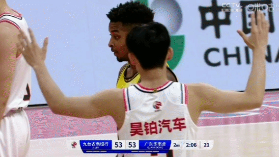 徐杰这种防守并不可取！没有什么套路就是死缠烂打，公正的吹罚会很快犯满。